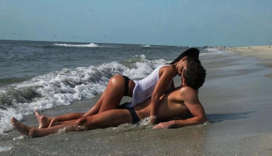 Деловой турист отправился с любовницей на пляж для секса под открытым небом