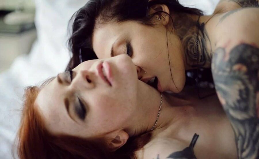 Телки лесбияночки целуются после того как потрахались с использованием самотыков