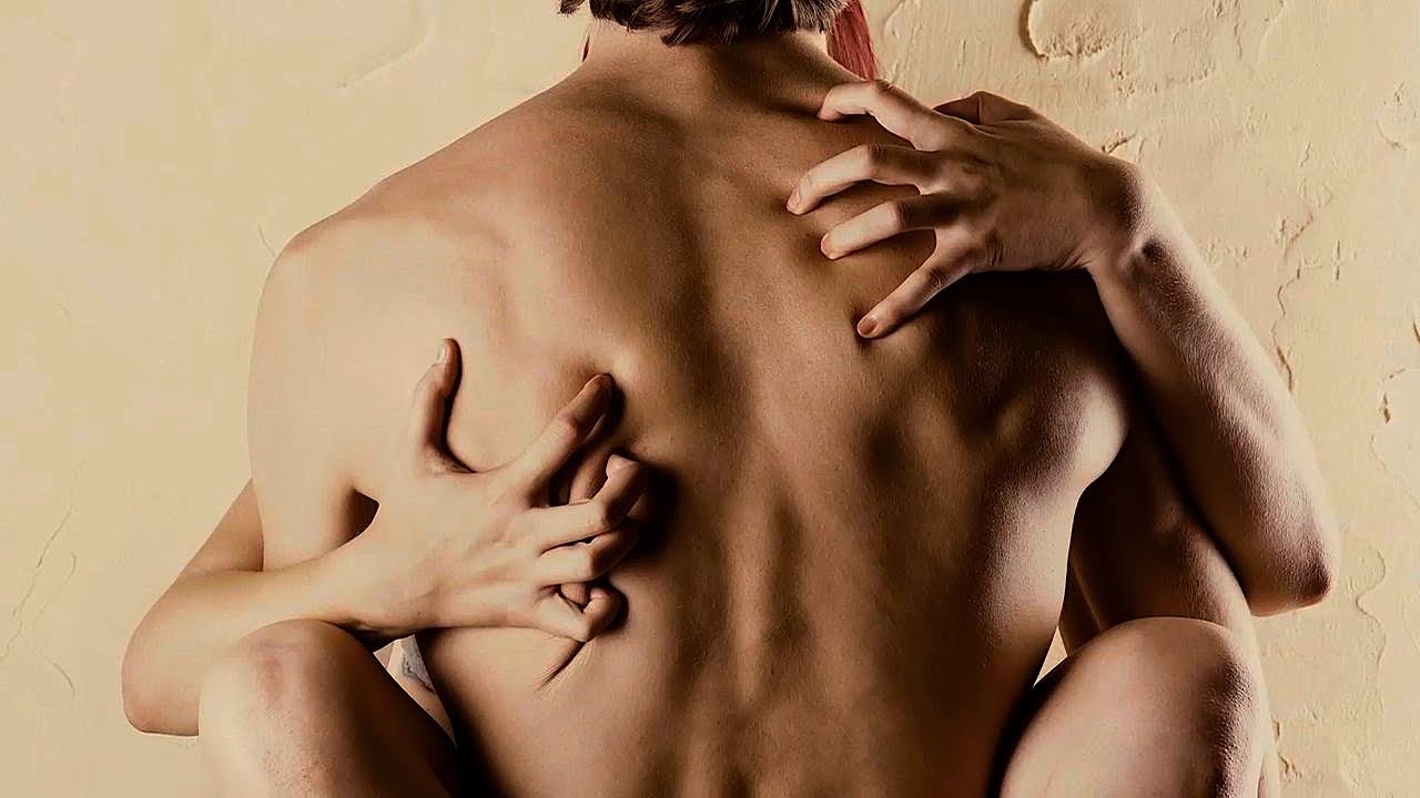 Ловеласы кончают на живот любовницам и делают снимки порно фото и секс фотографии