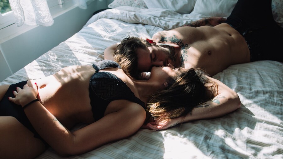 парень и девушка на кровати
