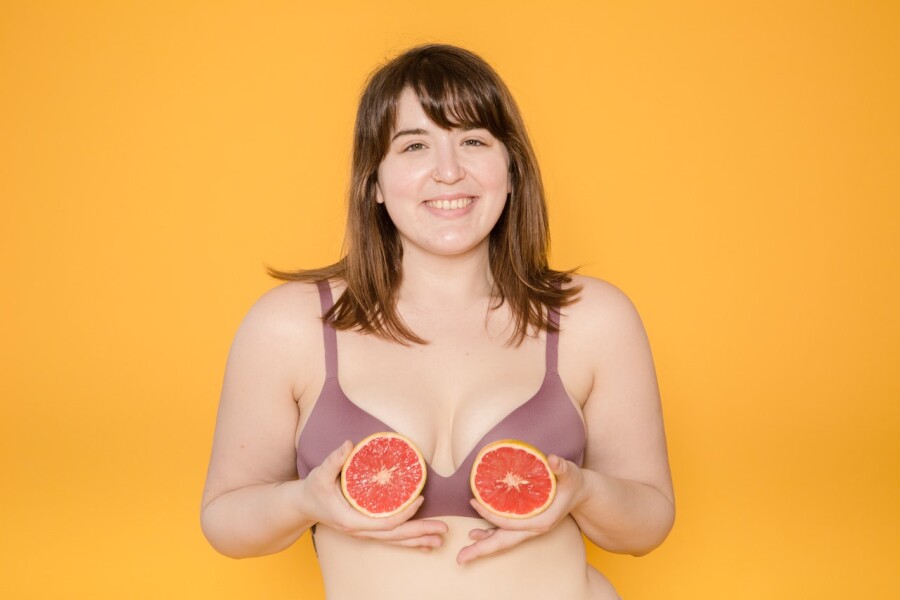 девушка с грейпфрутами