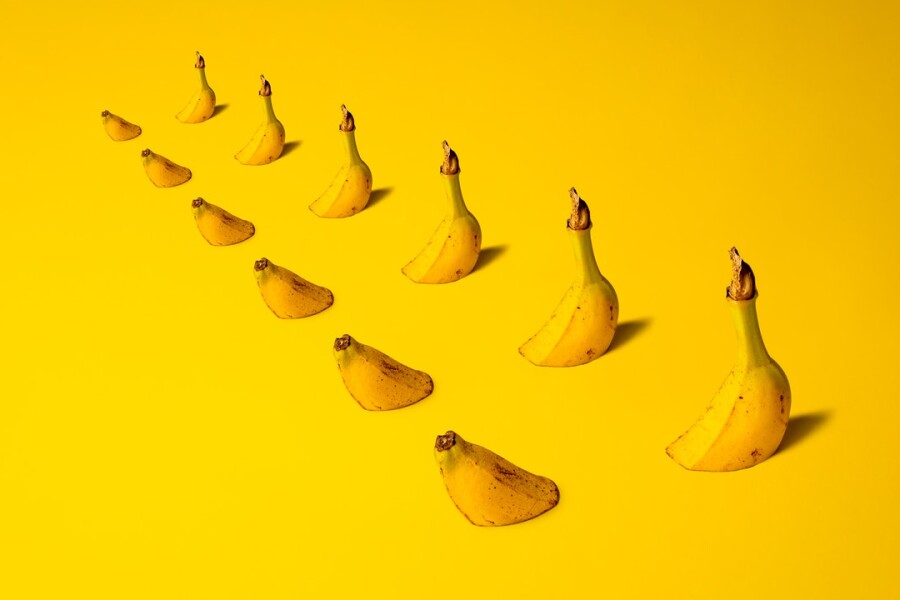 разрезанные бананы в ряд