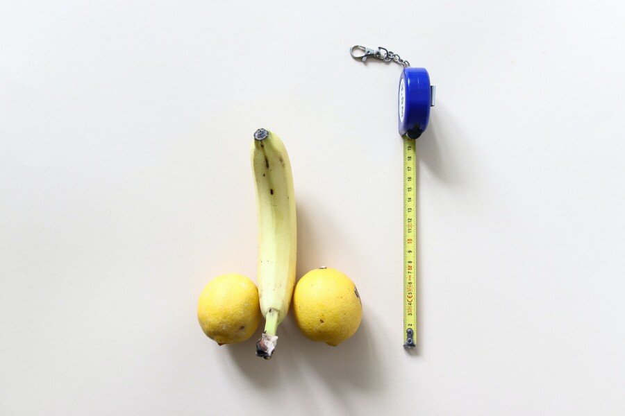сантиметровая лента и банан
