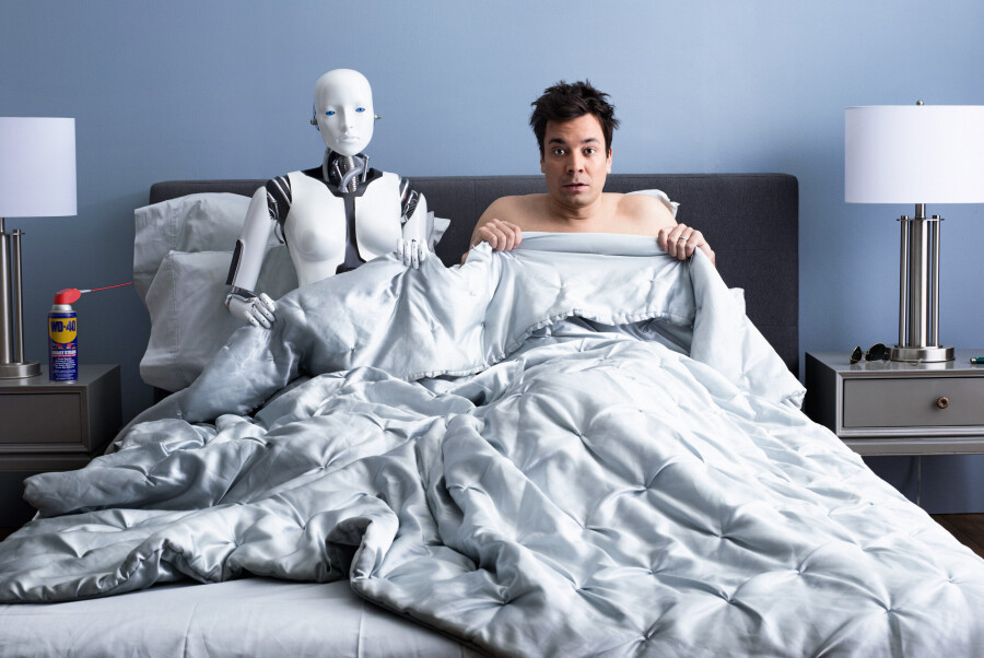 парень в постели с роботом