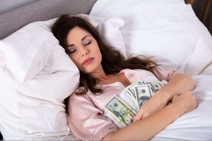 девушка с деньгами в постели