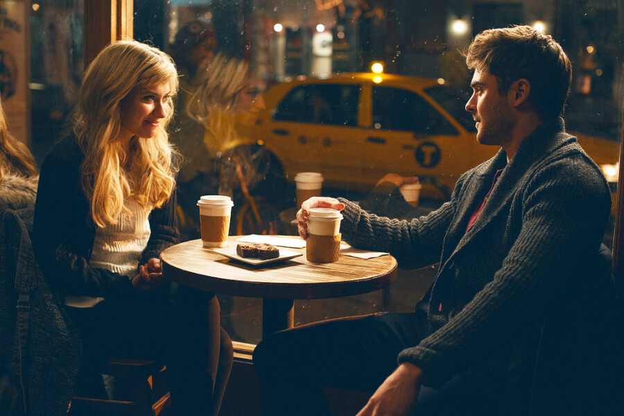 Девушка с парнем пьют кофе