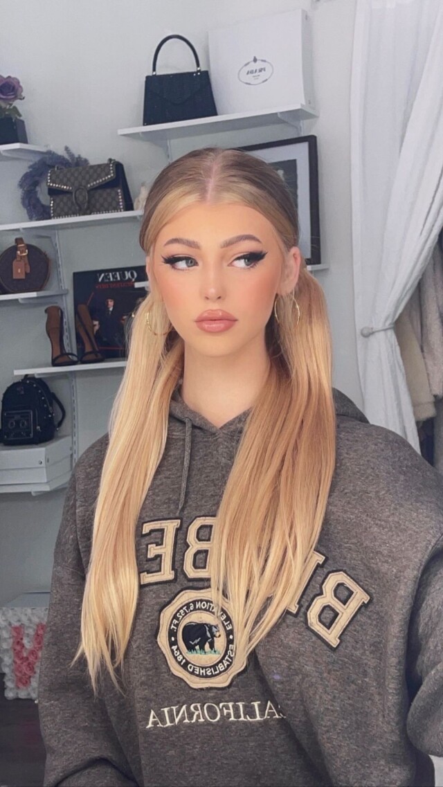 девушка с двумя хвостиками