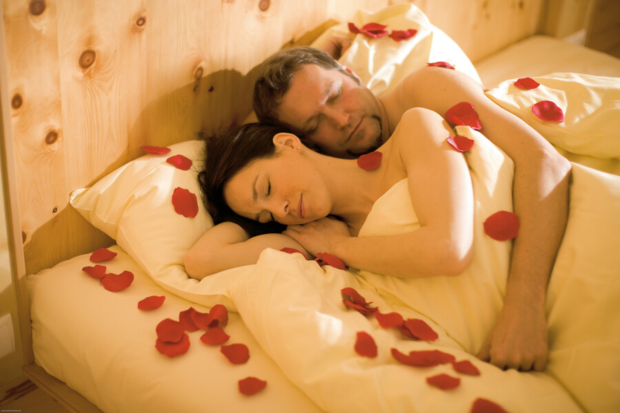 романтичная пара в постели