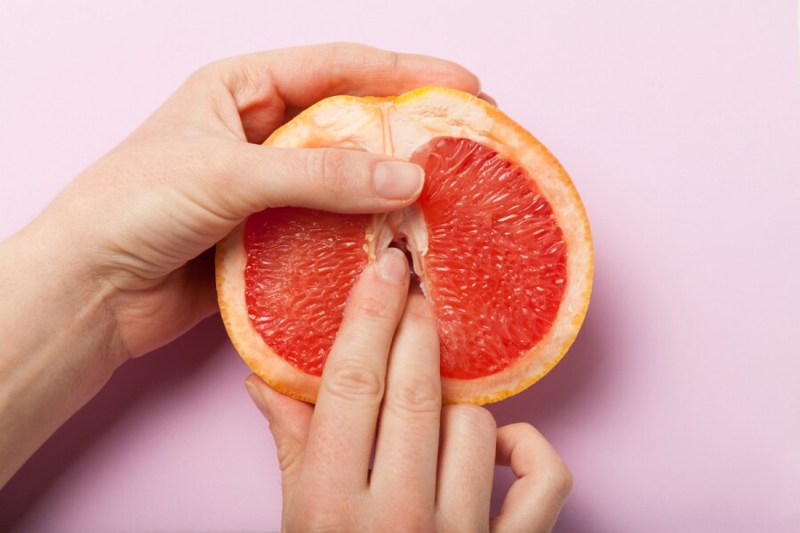 руки на грейпфруте