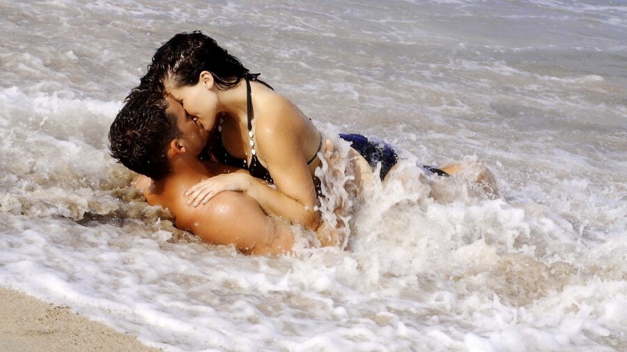 пара целуется в море