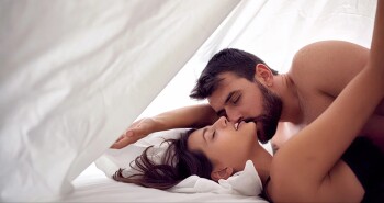 Как сделать мужчине приятно в постели? Инструкция для девушки
