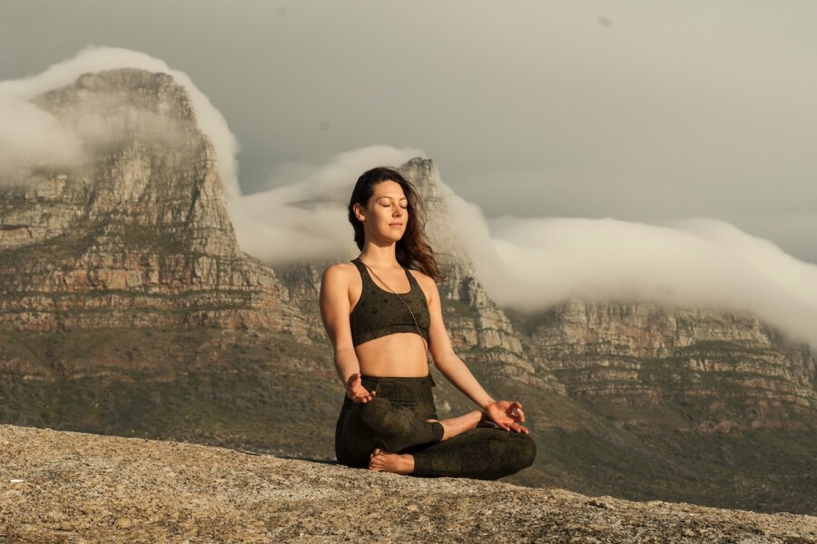 девушка медитирует в горах