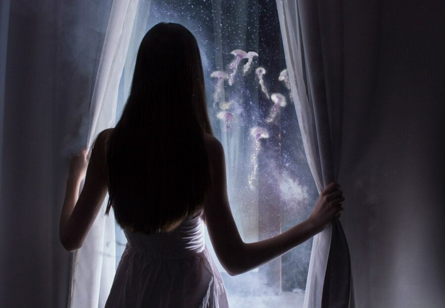девушка у окна ночью