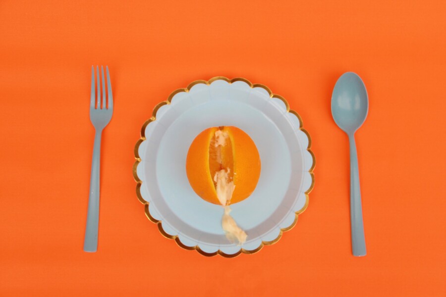 апельсин с кремом в тарелке