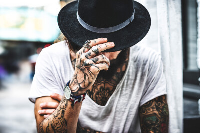 Почему татуировки делают мужчин более привлекательными