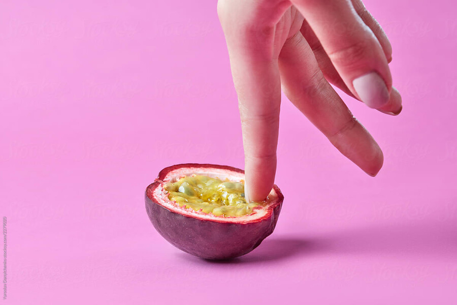 палец на фрукте
