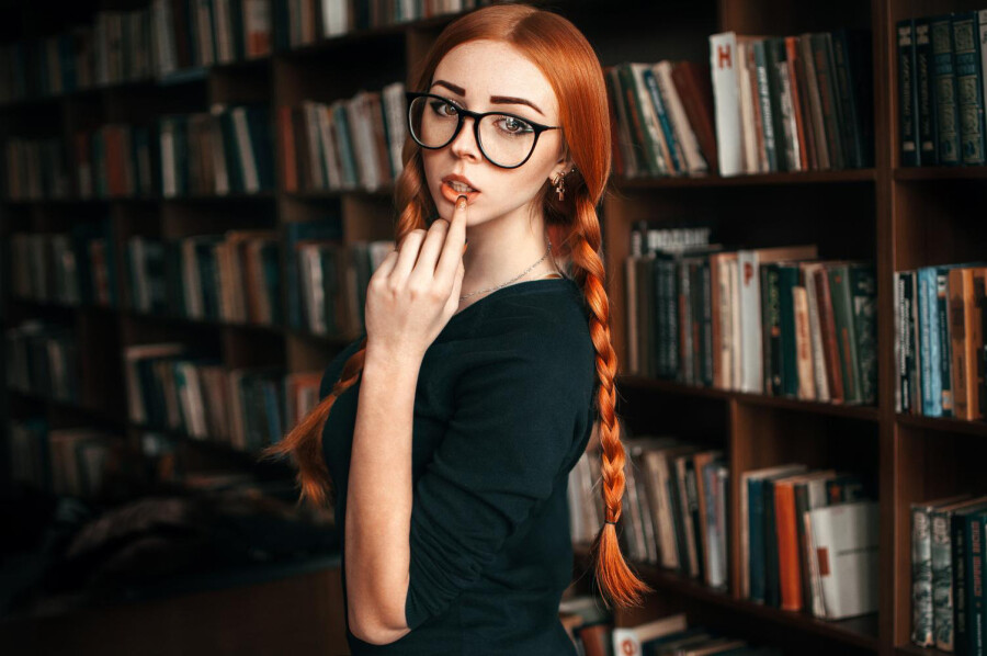 девушка в библиотеке
