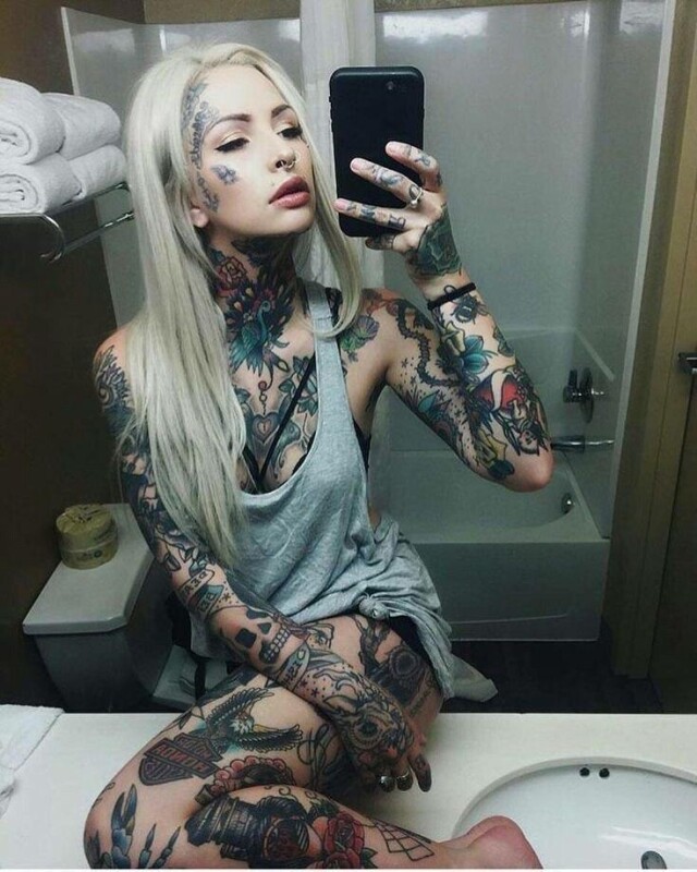 Девушка с татуировкой