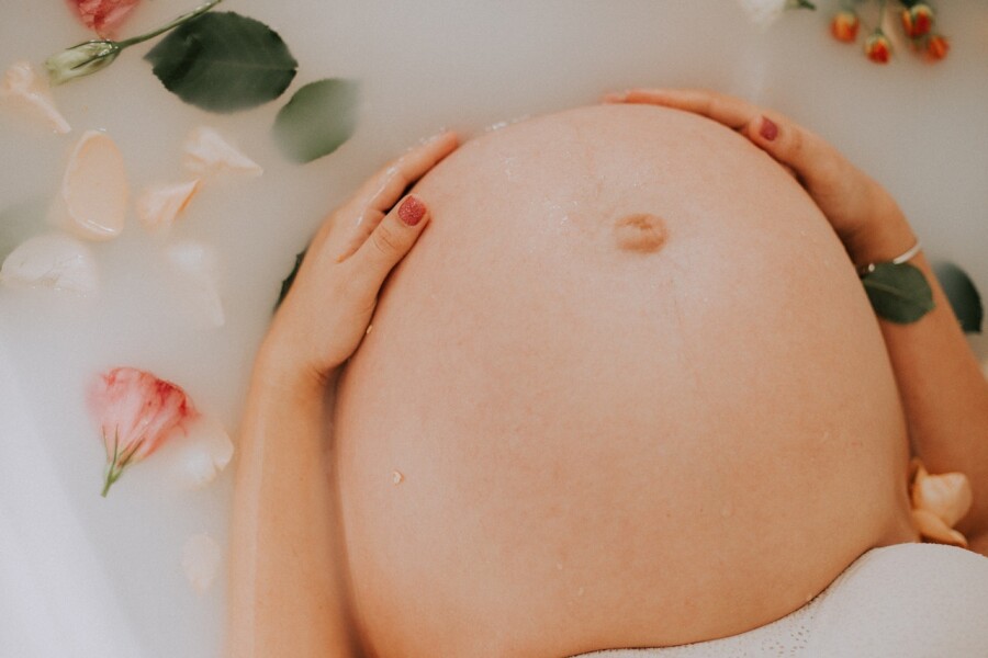 беременная женщина в ванной