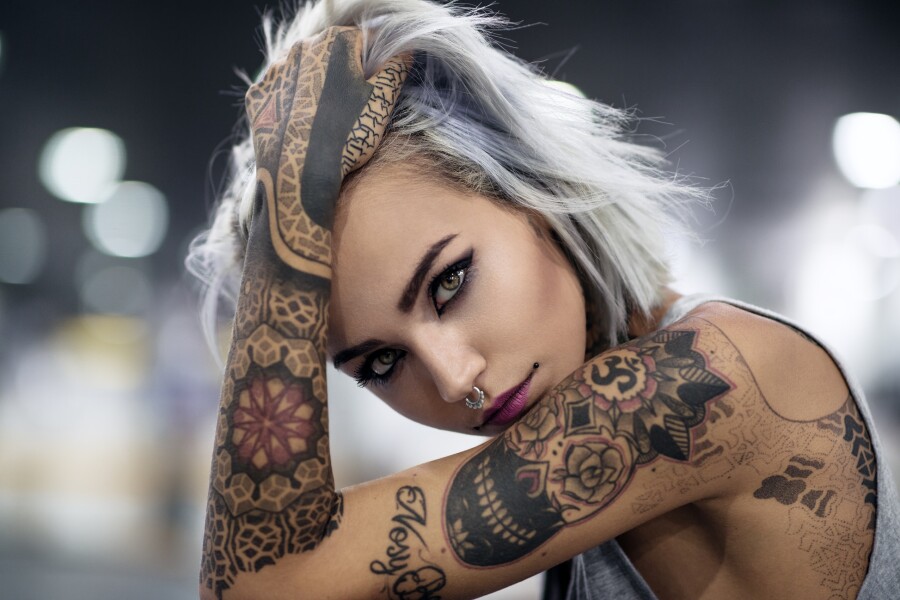 девушка с татуировкой