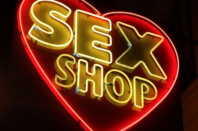 Как готовиться к первому визиту в секс-шоп без смущения