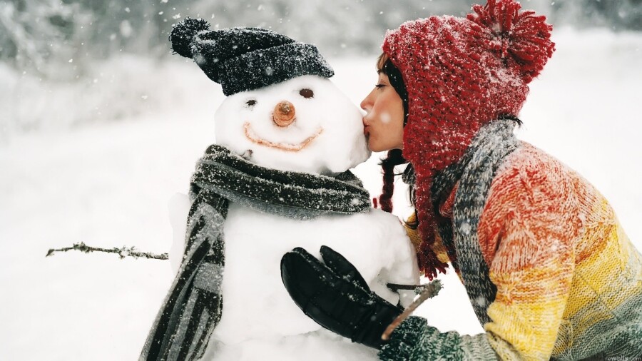 девушка целует снеговика