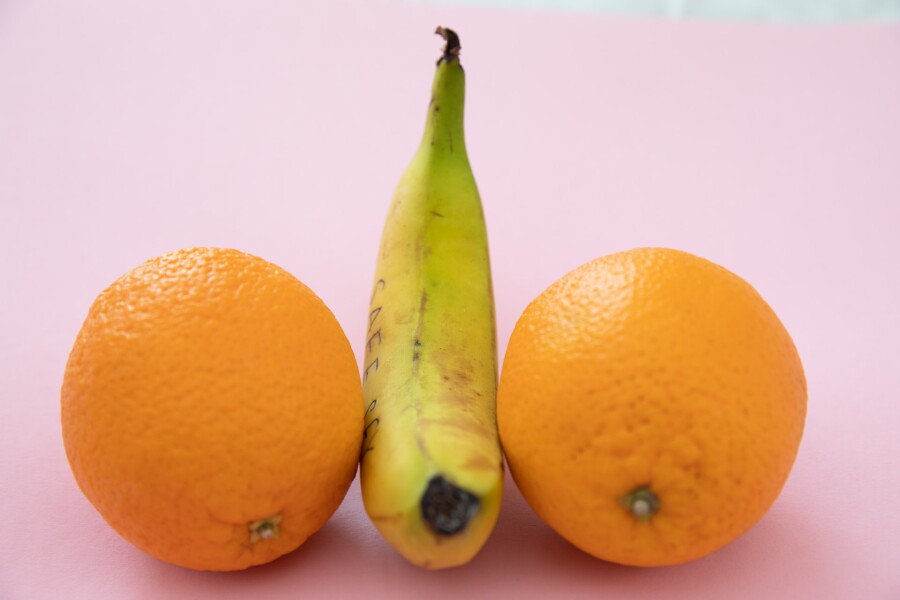 банан между апельсинами