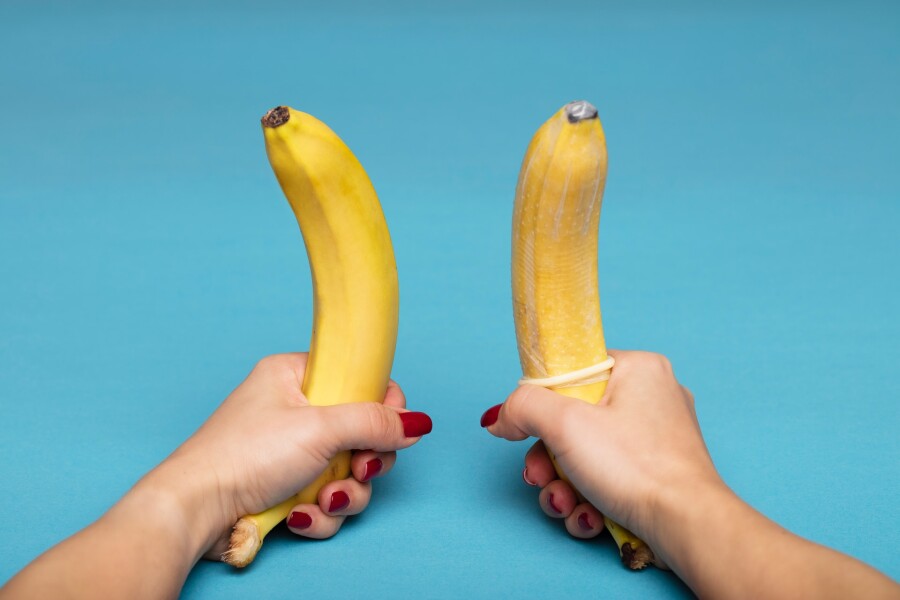 два банана в руках