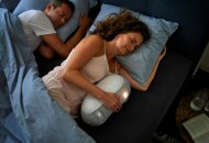 Совместный сон супругов: нужно ли спать под одним одеялом?