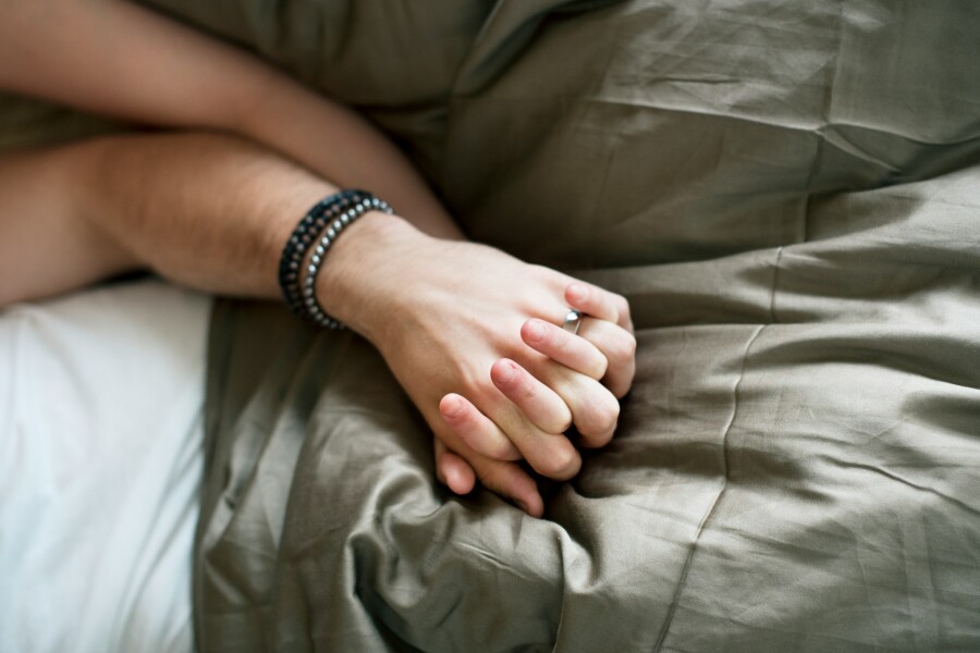 пара держится за руки