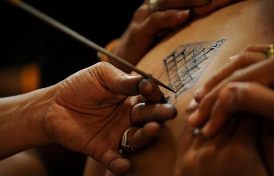 Процесс нанесения Татуировки в древности