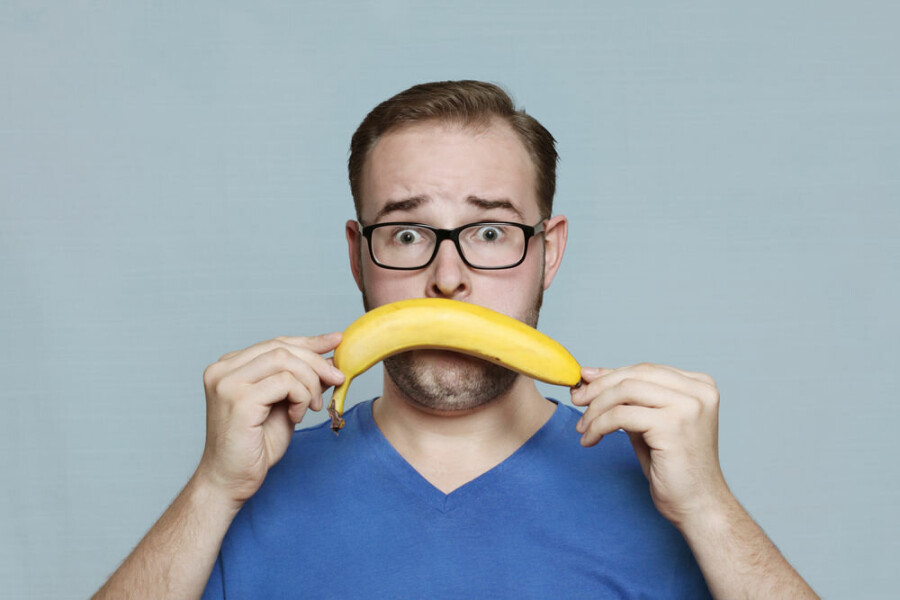 парень с бананом у рта