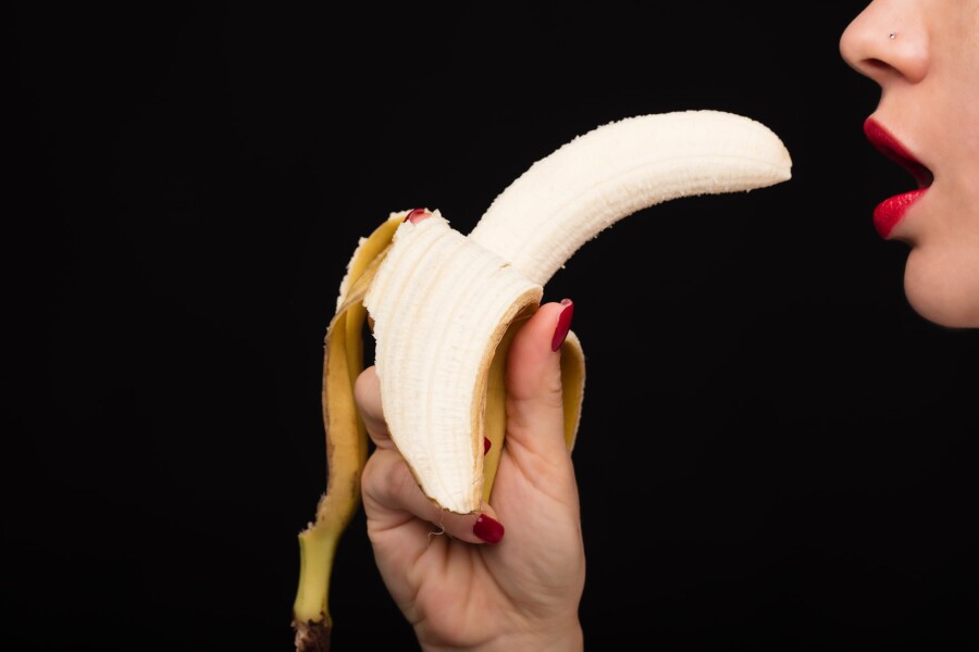 девушка с бананом у рта