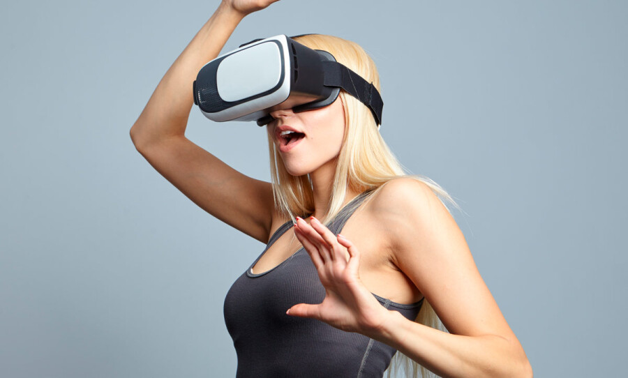 девушка в VR-очках