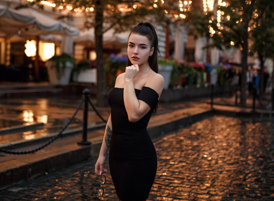 девушка в черном платье