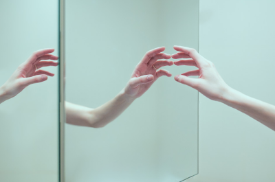 Что стоит за фобией страха зеркал