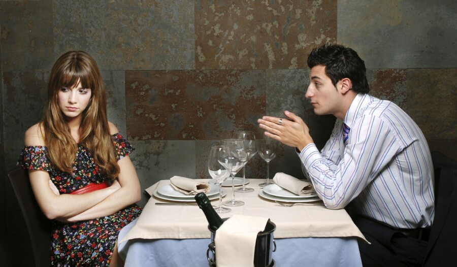мужчина и девушка в ресторане