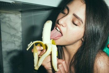 Девушка сексуально ест банан