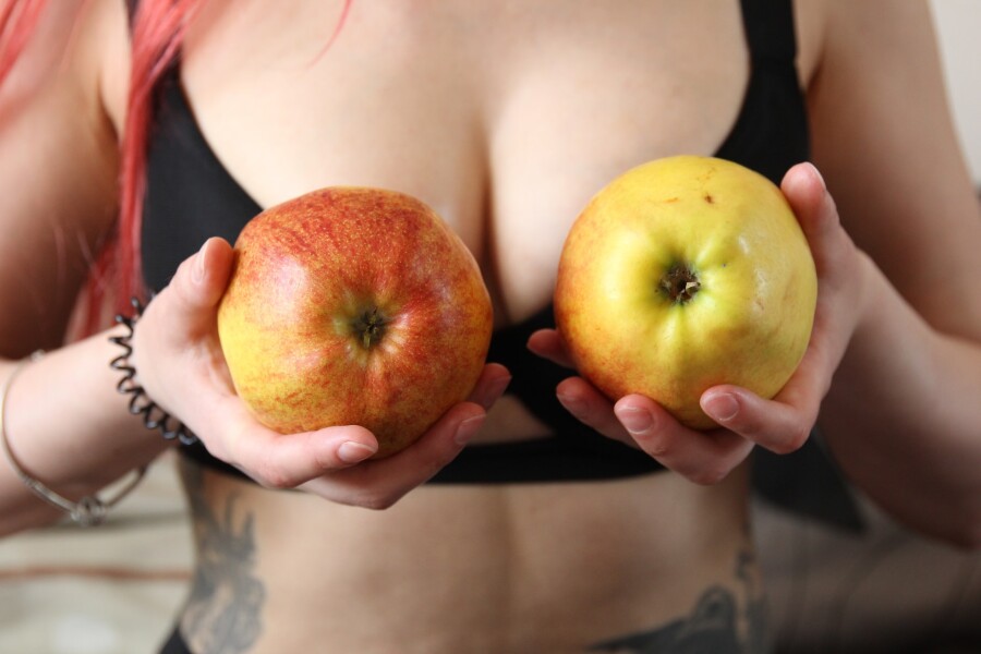 яблоки у груди