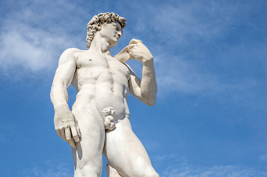 голая статуя мужчины