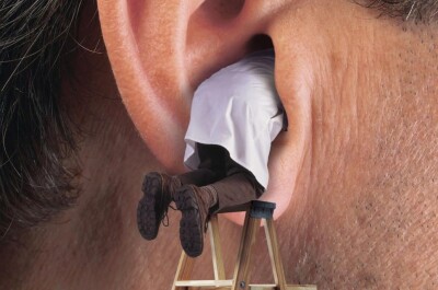 Простые способы удаления серной пробки из уха
