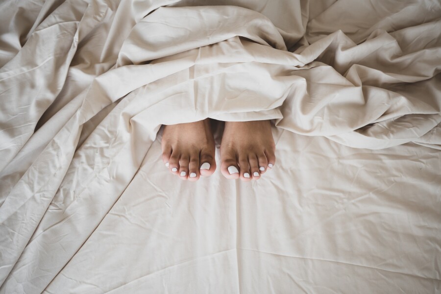 ноги из-под одеяла