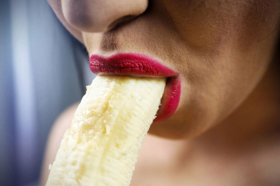 девушка с бананом