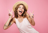 Веселые девушки всегда привлекают больше внимания – почему?