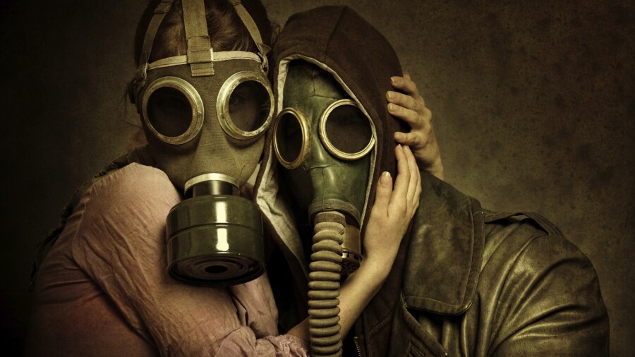 парень и девушка в масках