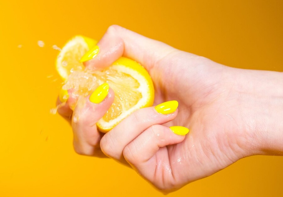 лимон в руке