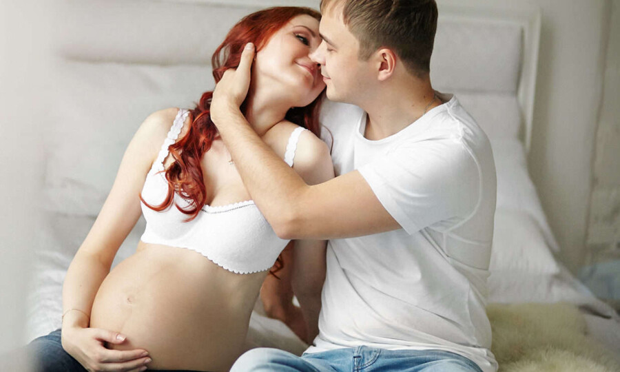 беременная женщина с парнем