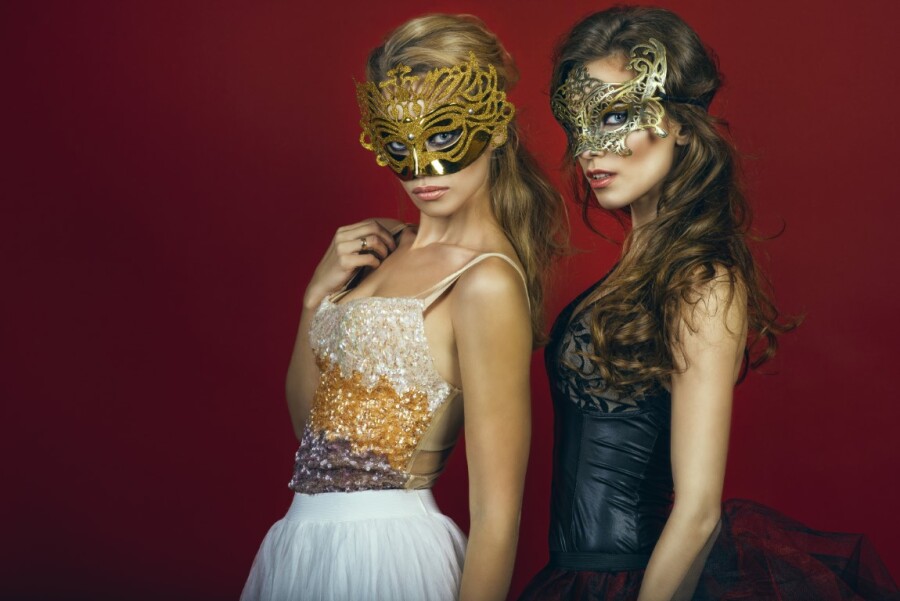 две девушки в масках