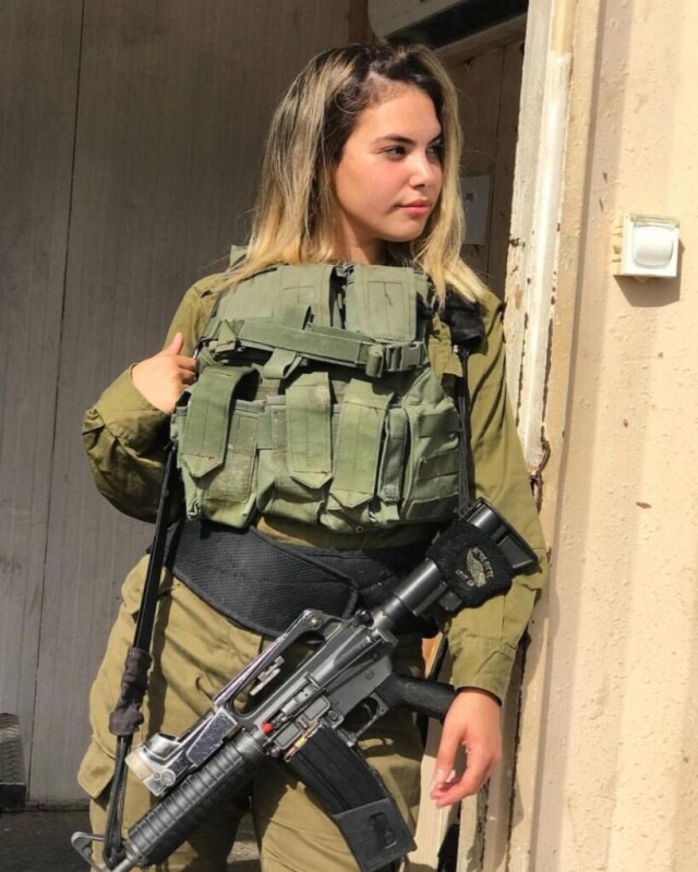 девушка в военной форме