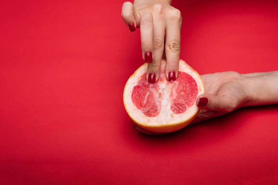 пальцы на половинке грейпфрута